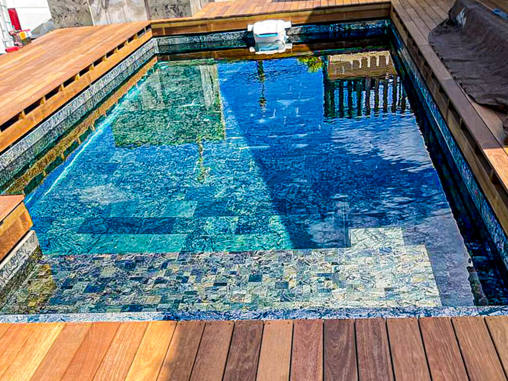Piscine, La Réunion, construction de piscine à La Réunion, piscine en béton, piscine pierre naturelle, piscine zeera green