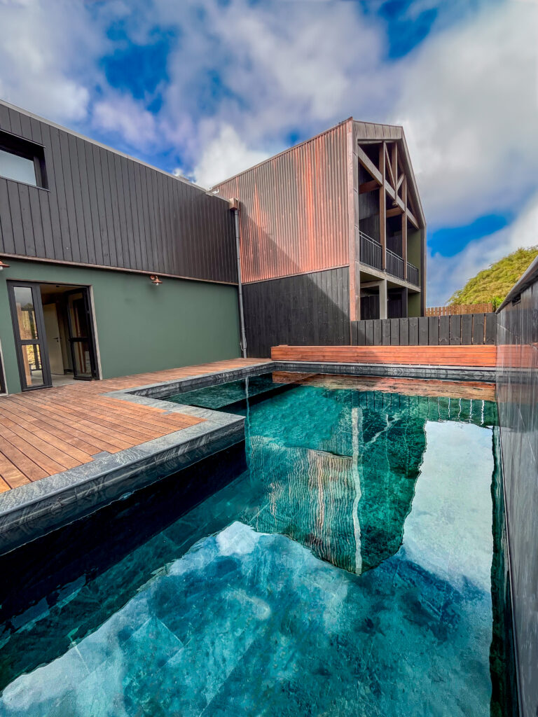 Piscine, La Réunion, construction de piscine à La Réunion, piscine en béton, piscine pierre naturelle, piscine Silver Grey